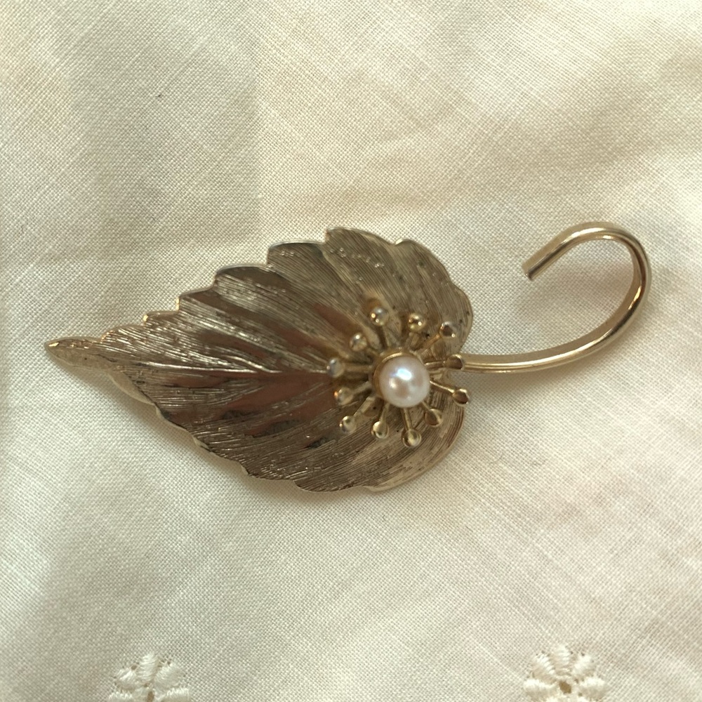 Vintage gold leaf brooch with pearl accent